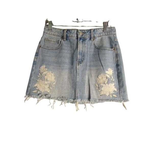 PacSun Medium Wash Denim Mini Skirt Womens 27 Embroidered Floral Raw Hem - Picture 1 of 9